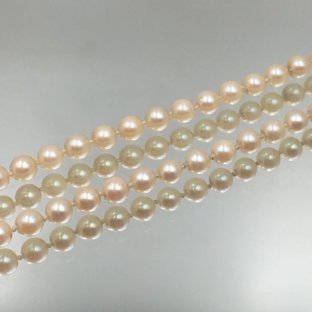 Null SAUTOIR composé d’un rang de perles de culture de couleur crème. Fermoir et&hellip;
