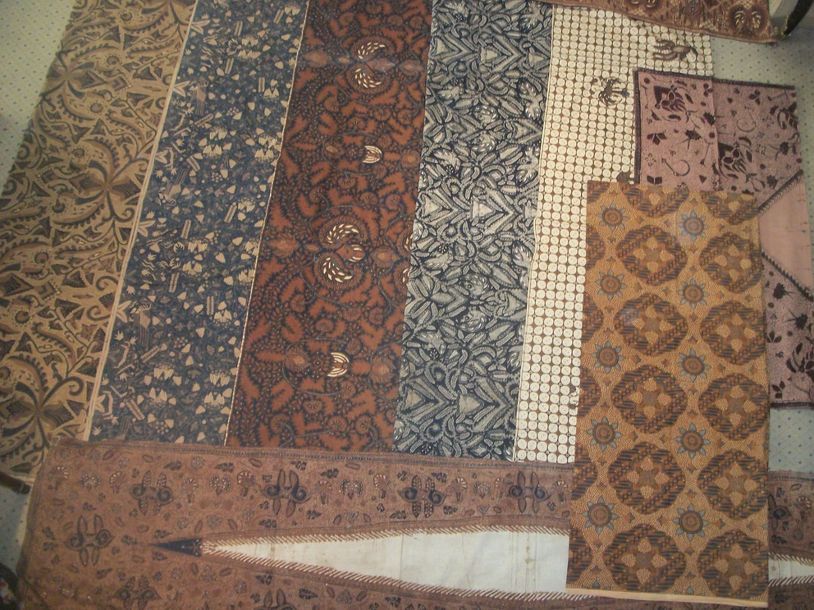 Null Réunion de dix batik, Indonésie, XIX et XXème siècle, géométrique, fleurs, &hellip;