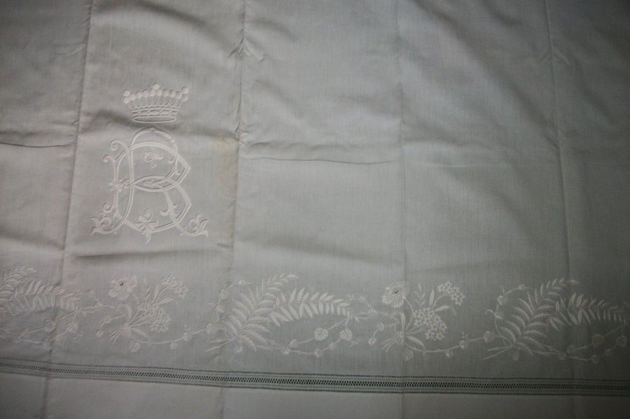 Null Sheet in thread, embroidered with a frieze of ferns, flowers and leaves, em&hellip;