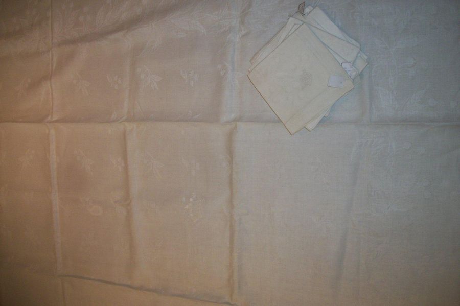 Null Deux nappes damassées et leur dix-huit serviettes, décor d’un semis de bran&hellip;