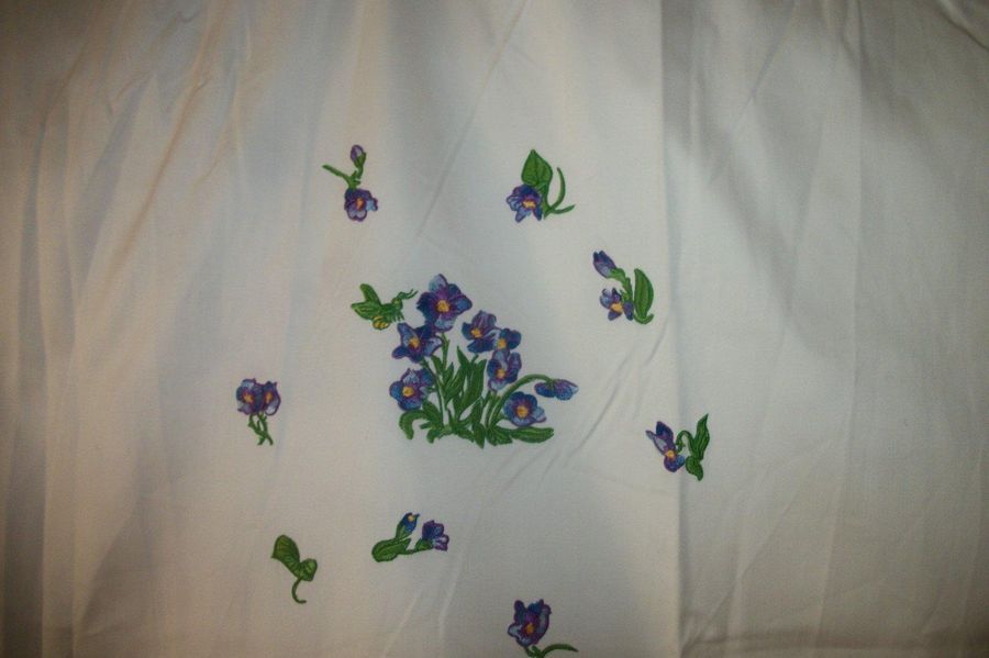 Null Paire de rideaux, maison Porthault, coton blanc brodé de bouquets de violet&hellip;