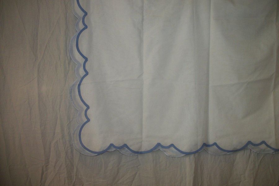 Null Nappe, maison Porthault, voile de coton blanc chantourné et gansé bleu.

	2&hellip;