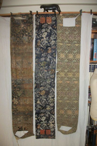 Null 三条带子的Kesa的团圆，日本，约1800年，蓝色、橙色或灰色缎面背景的灯笼，花鸟装饰（磨损和磨损的）。

缺失）。)前查尔斯-拉顿收藏。 1，54x&hellip;