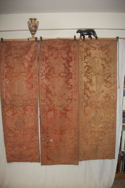 Null Suite of three tangerine velvet hangings, China, Qing dynasty, XIXth centur&hellip;