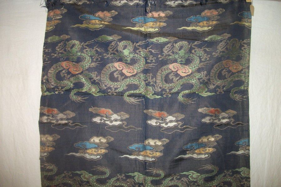 Null 灯笼碎片，中国，明代，17世纪，蓝缎底，五爪龙、龙气、云纹等多色丝织锦装饰。前查尔斯-拉顿收藏。0, 65 x 0, 68 m。