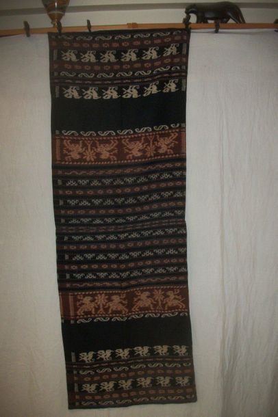 Null 纺锤纱，印度尼西亚，萨武，锦缎形，黑色背景，鹿和鸟的红色和奶油条纹装饰。
