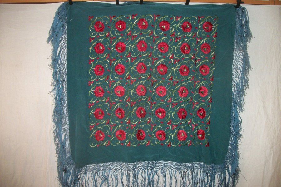Null 马尼拉"披肩，中国，约1900年，普鲁士蓝斜纹绣红绿花，流苏（钩）。0，71 x 0，73米