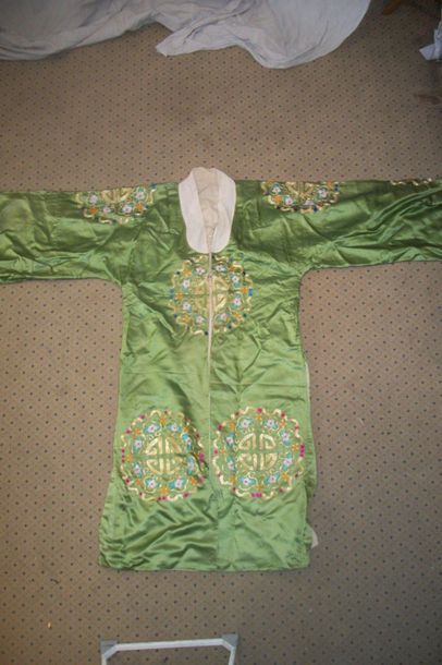 Null 非正式的汉族女大衣，中国，绿缎绣金和多色丝，有花牌（可能变换）。