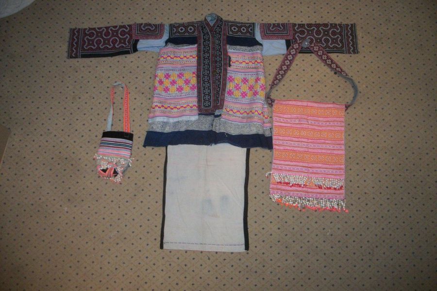 Null 瑶族长袍外套，中国，带包和钱包，几何刺绣。