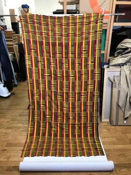 Null 肯特族或阿散蒂族织品，加纳，缝制的红色、绿色和黄色条纹织品，装饰有横向几何图案。2，02 x 1，05米