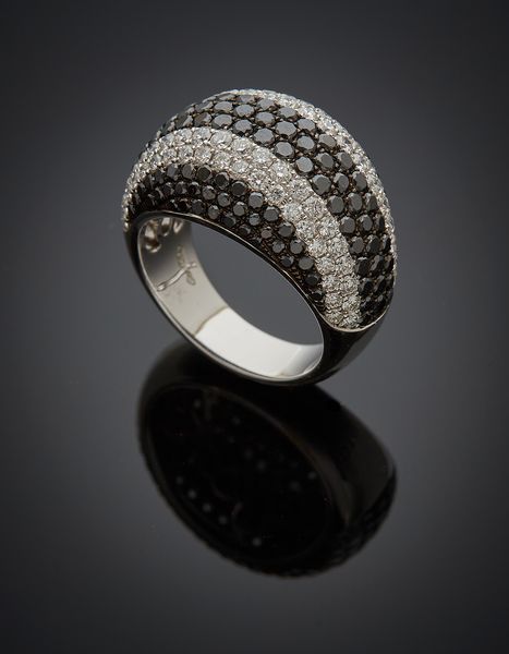 Null BAGUE " dôme " en or gris (750) bombé, pavé de diamants taille brillant bla&hellip;