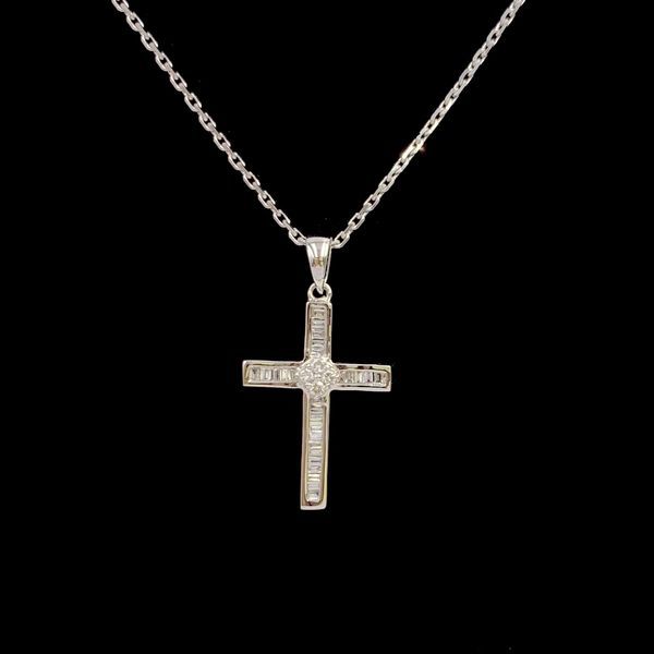 Null PENDENTIF " croix " et sa chaînette en or gris (750) serti de diamants tail&hellip;