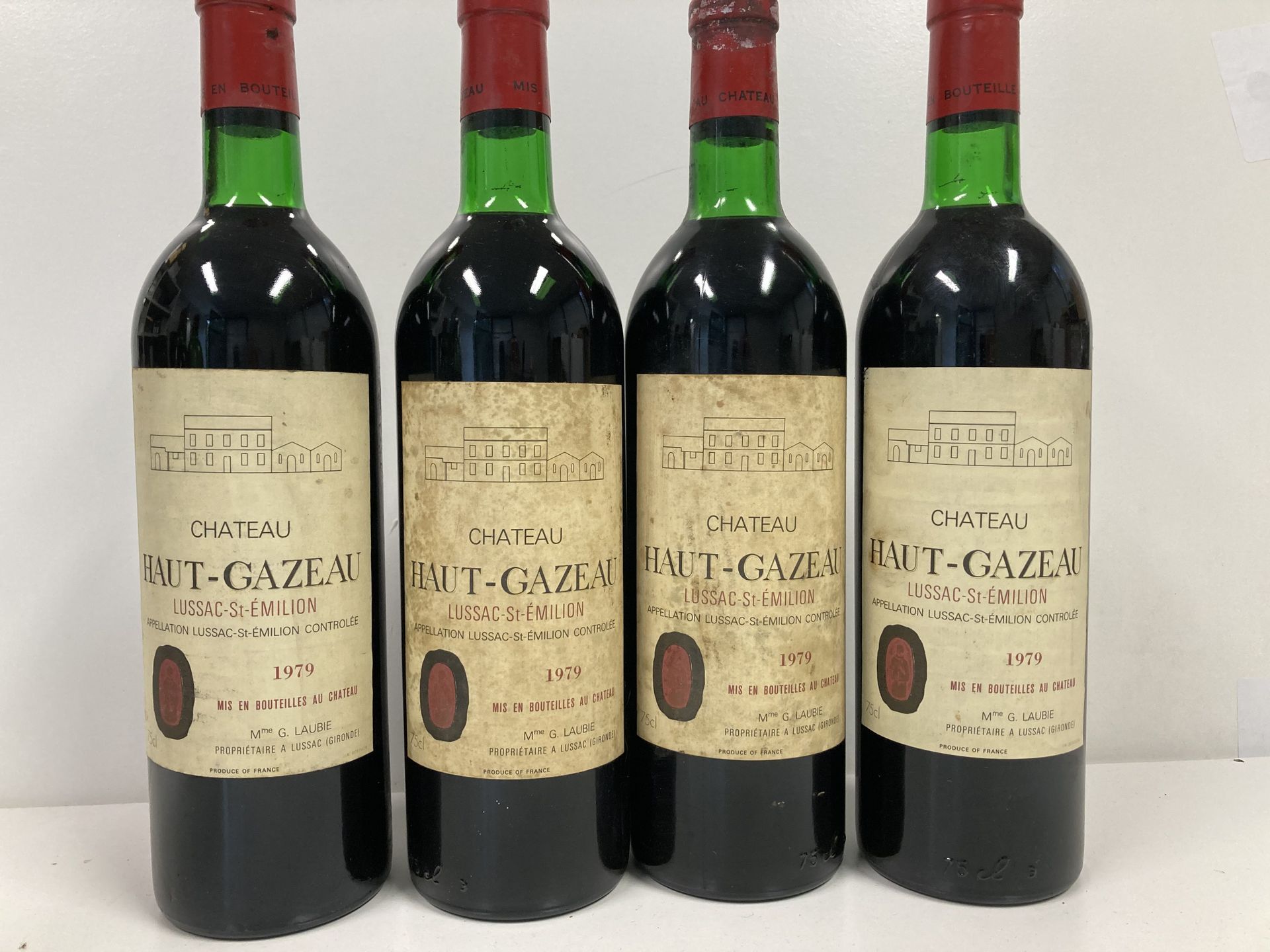 Null LUSSAC ST EMILION CHAT. HAUT GAZEAU		

ROUGE	 75CL	 1979			 4BLLES