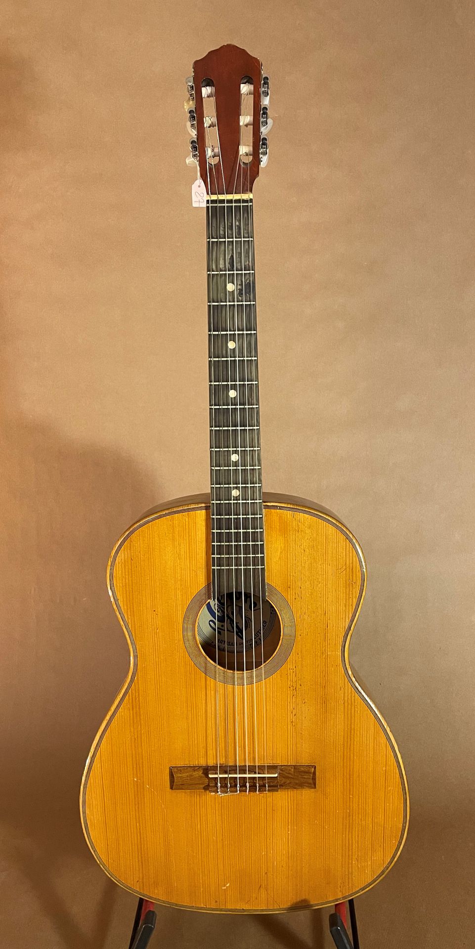Null GEROME的古典吉他，Mirecourt，约1980年，原标签

状况良好，有磨损痕迹，有很好的古铜色，可以演奏