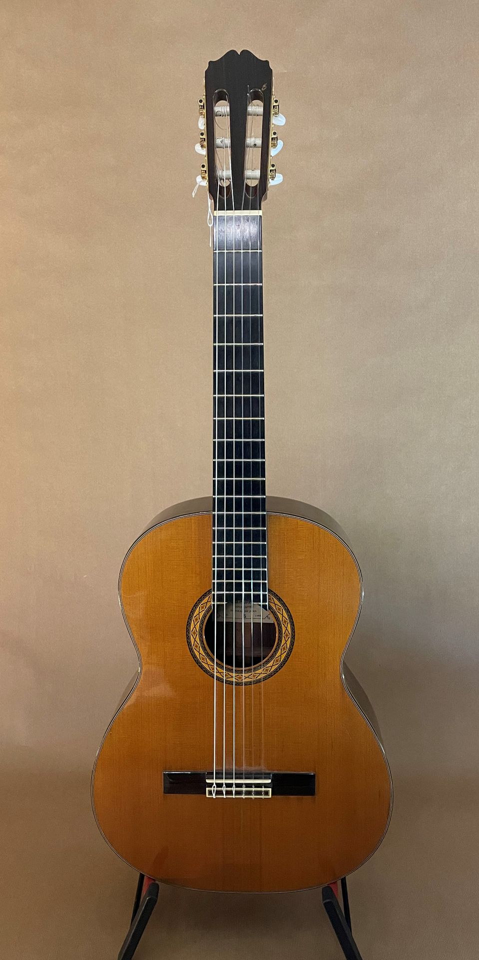 Null 1984年的古典吉他TAKAMINE N°5，标签为

弦长650毫米，螺母间距51毫米

埃皮卡顶部。黑檀木的背板和侧板

有使用过的痕迹，总体状况&hellip;