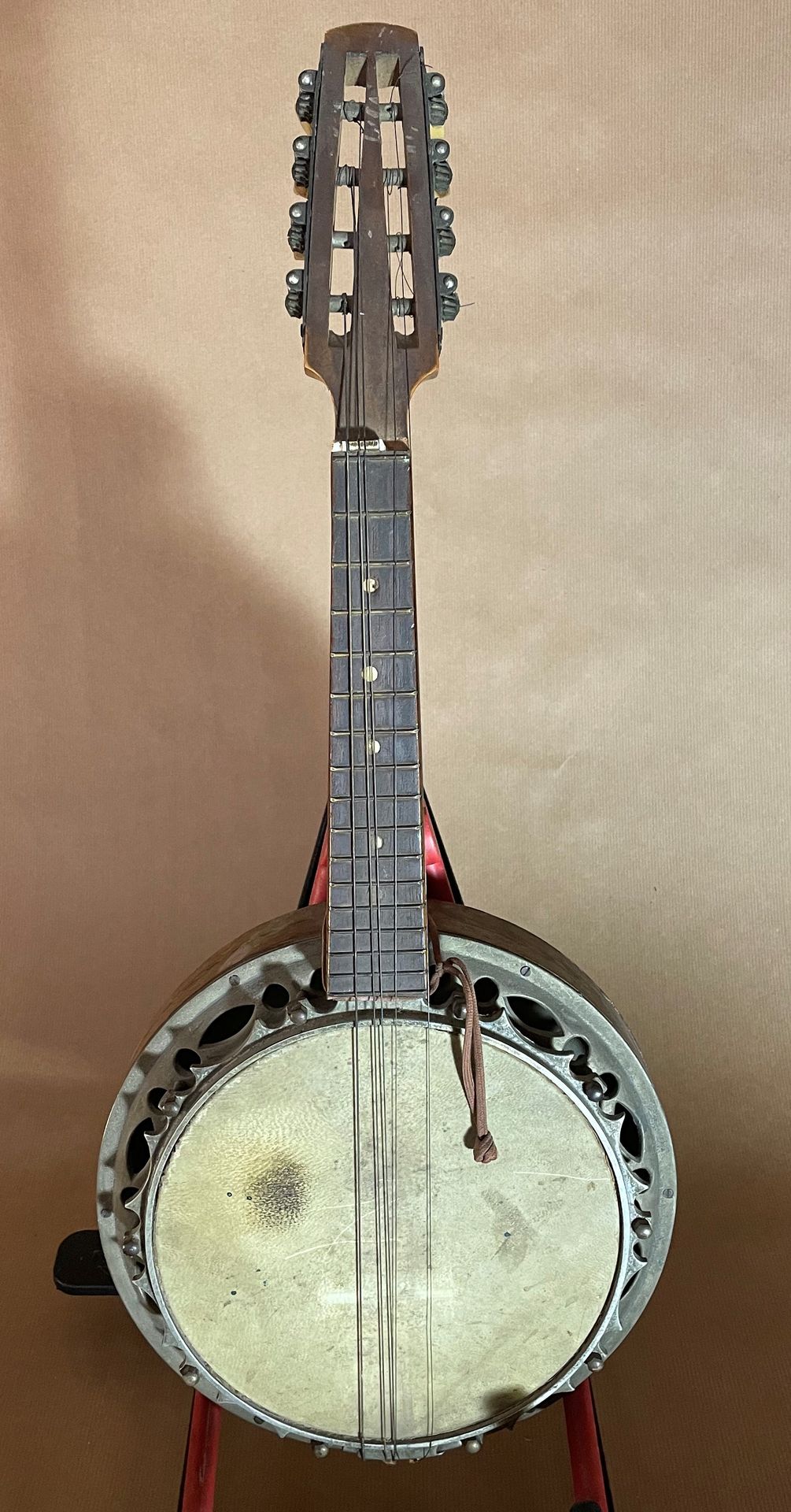 Null Banjo mandoline complet de son chevalet, mécaniques

Intéressant décor en m&hellip;