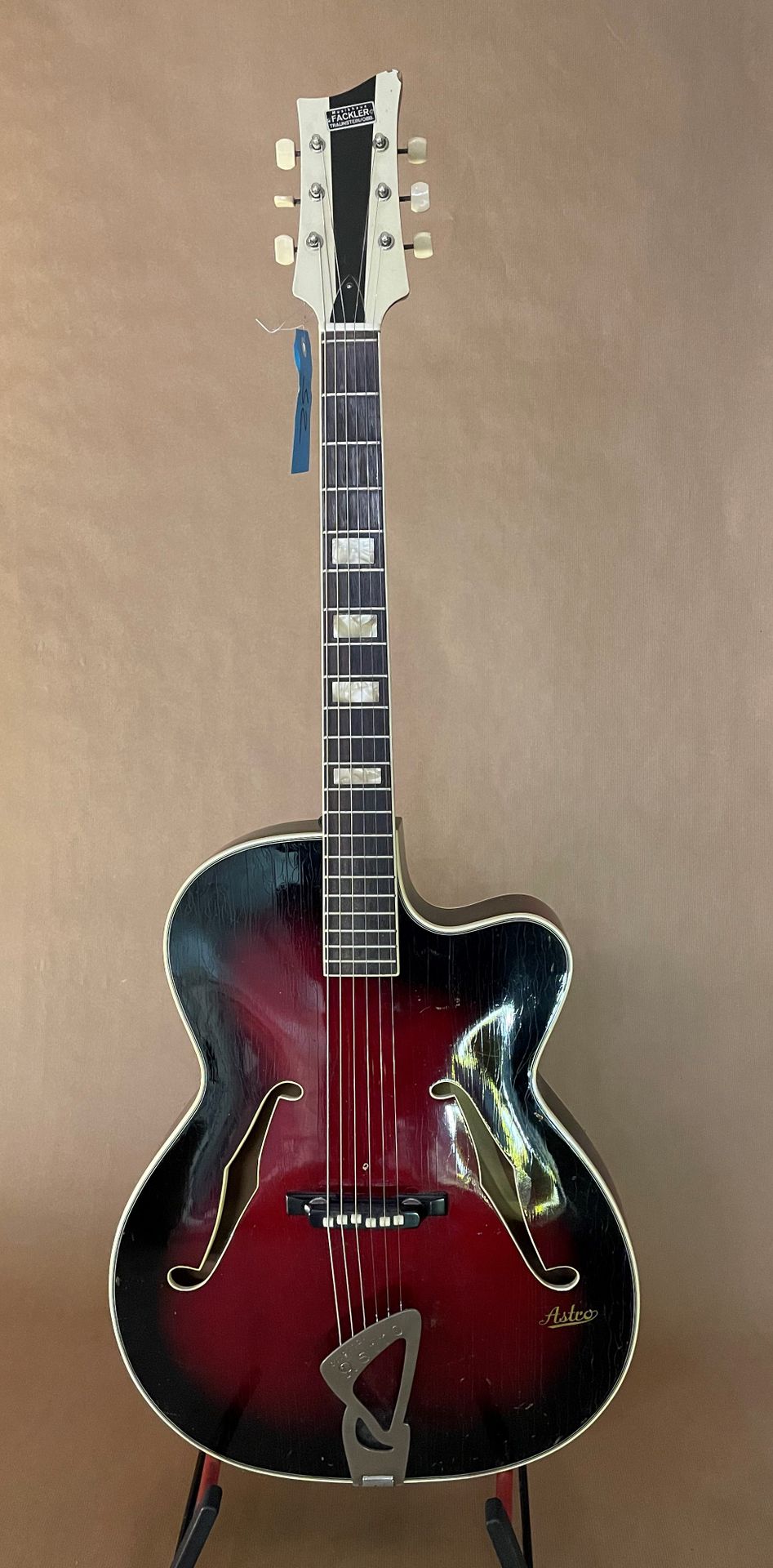 Null 爵士拱顶吉他品牌ASTRO 德国制造 约1960年

樱桃色Sunburst饰面

清漆，旧拾音器的小孔

状况良好