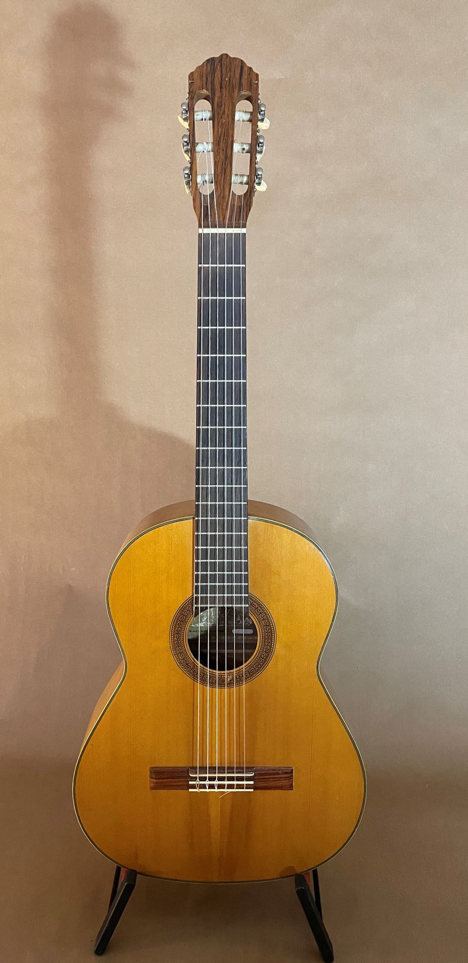 Null 美丽的匿名学生吉他，日本 C.1980

弦长648mm 弦枕间距50mm

杉木面板。枫木背板和侧板

使用过的痕迹，随时可以播放