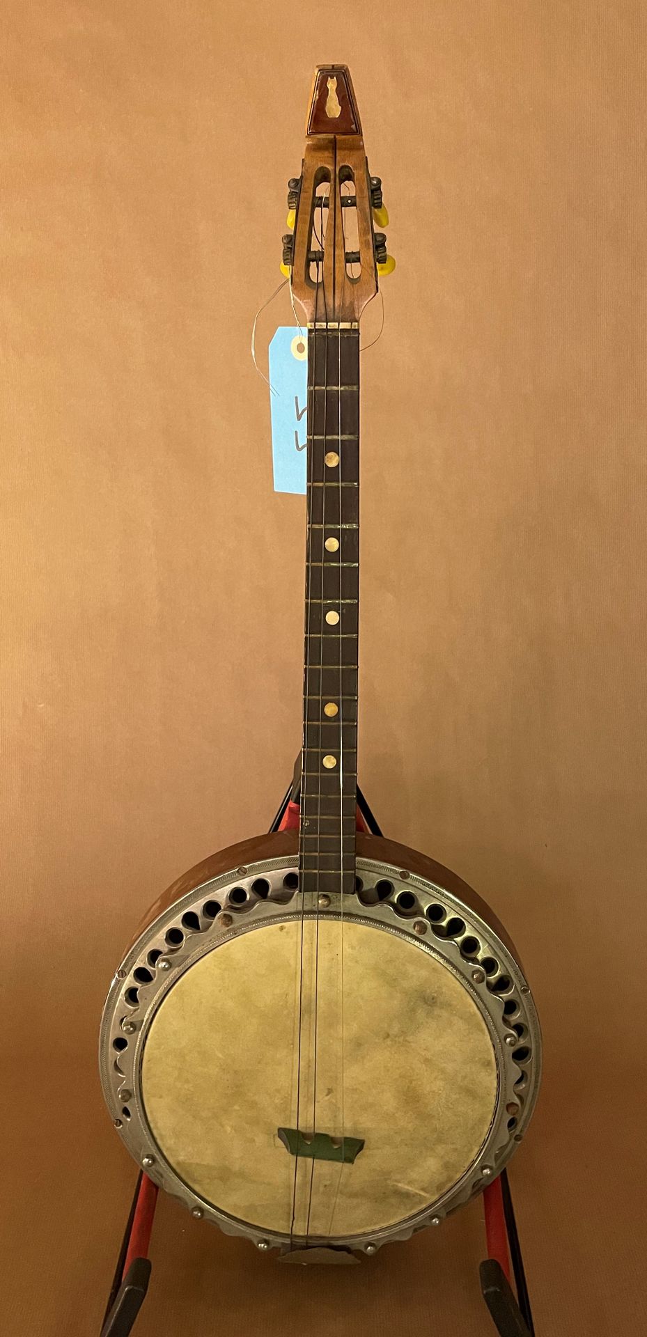 Null banjo tenore CANTO con marchio di ferro sul collo

Completa di accordatori,&hellip;