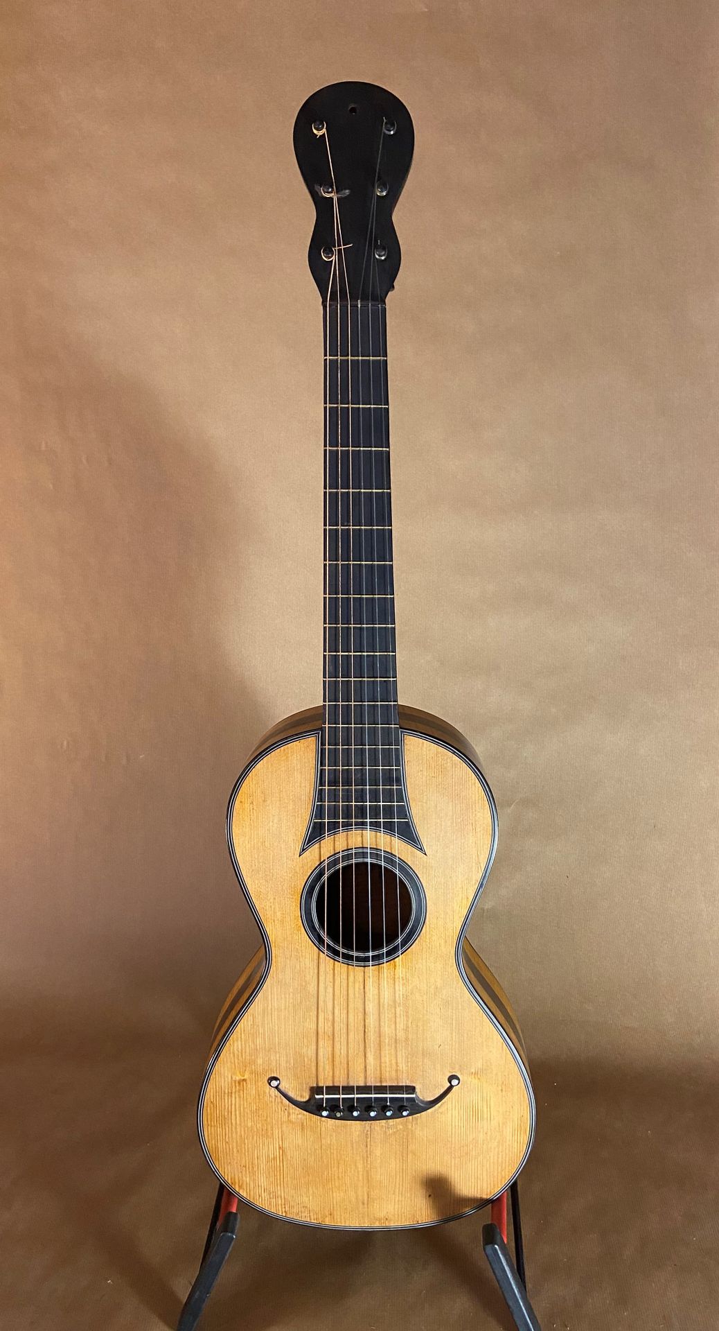 Null 巴黎PETITJEAN l AINE的浪漫主义吉他，背面有铁印

弦长632毫米，螺母间距45毫米

杉木面板。背板和侧板为枫木材质，涂有带状物的Tr&hellip;