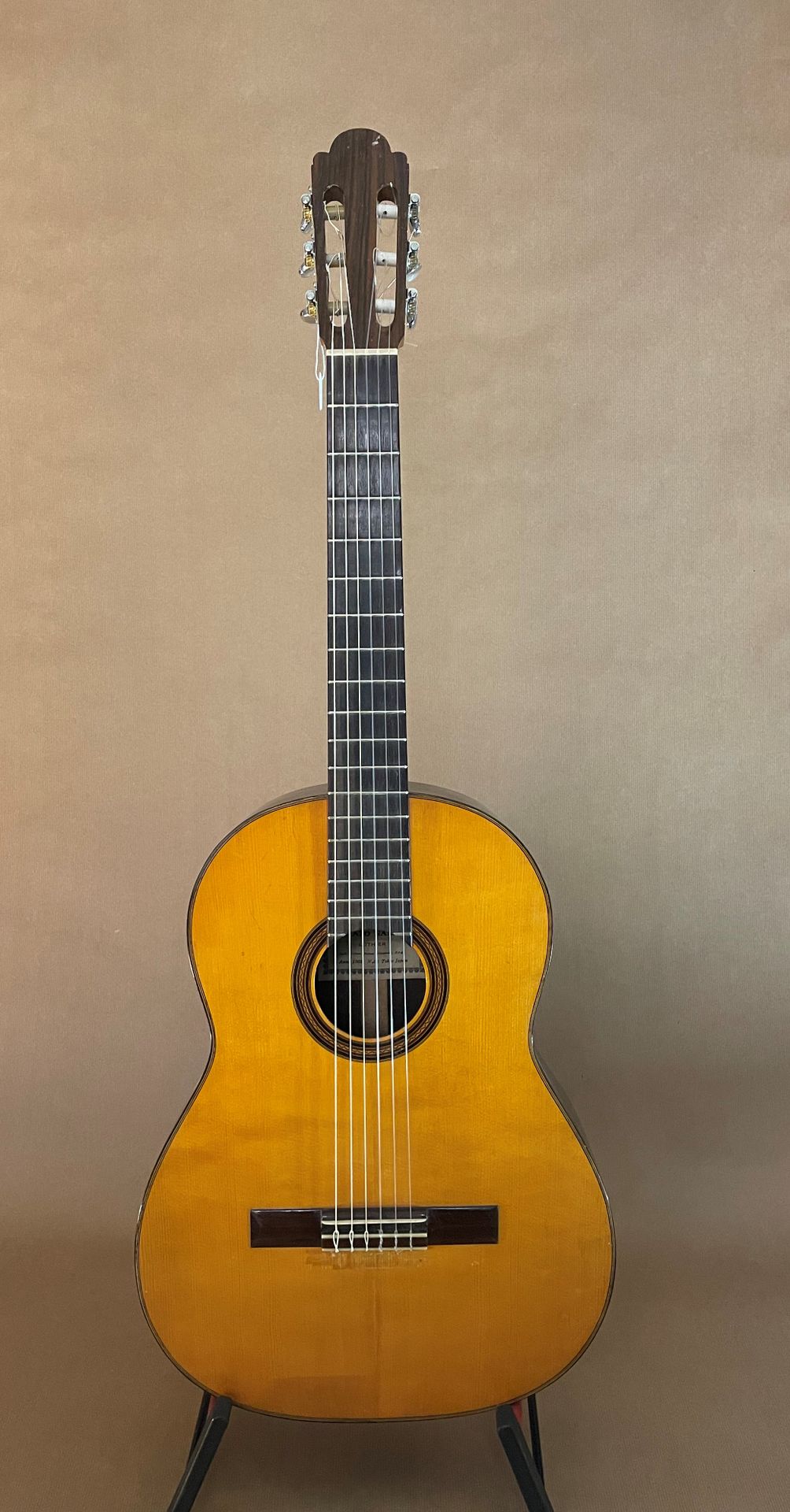 Null Guitare classique de SAKAZO NAKADE, dont elle porte l'étiquette au millésim&hellip;