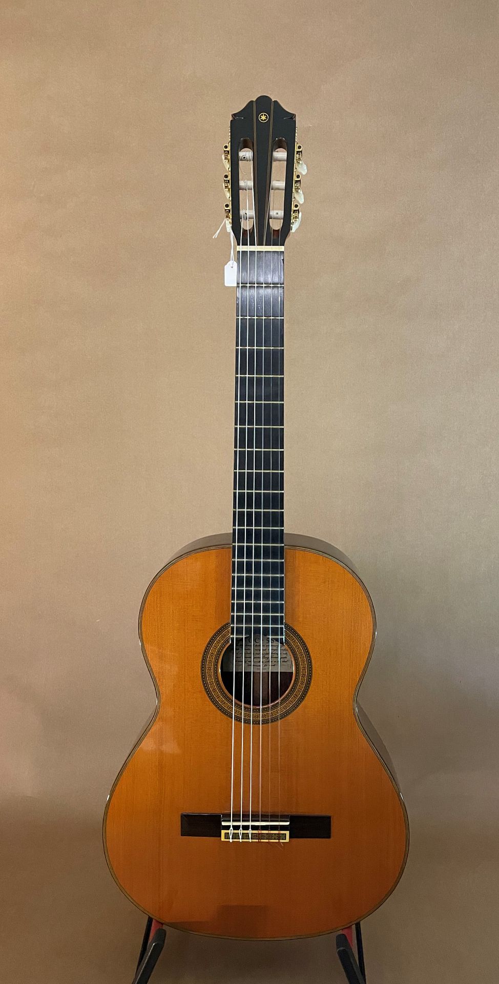Null 雅马哈古典吉他1978年的型号GC-5S，标签号A3841

弦长660毫米，螺母间距51毫米

杉木面板。黑檀木背板和侧板

状况良好。准备开始游戏&hellip;