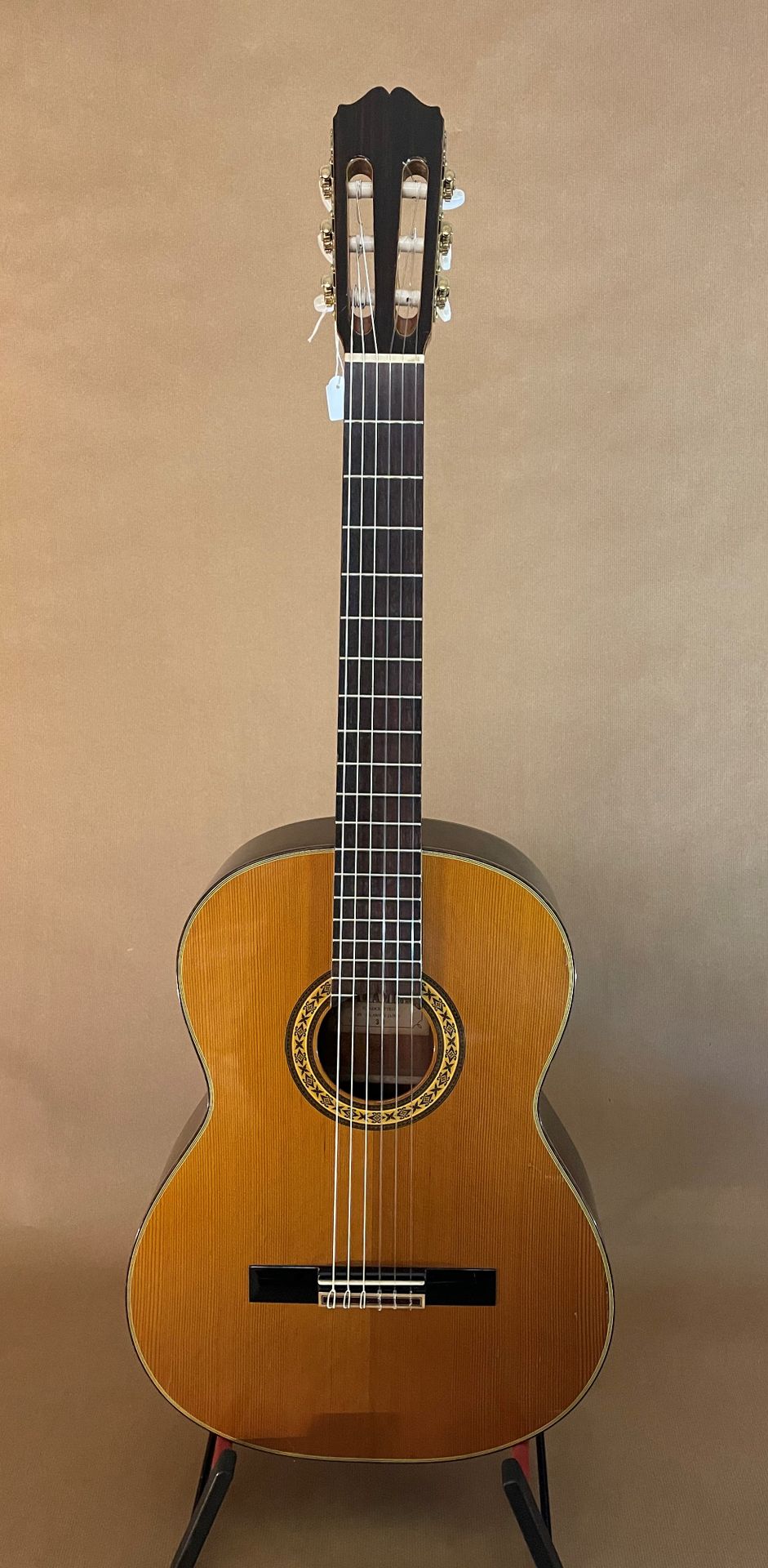 Null Guitare classique TAKAMINE N°30 c.1980, dont elle porte l'étiquette N° 8912&hellip;