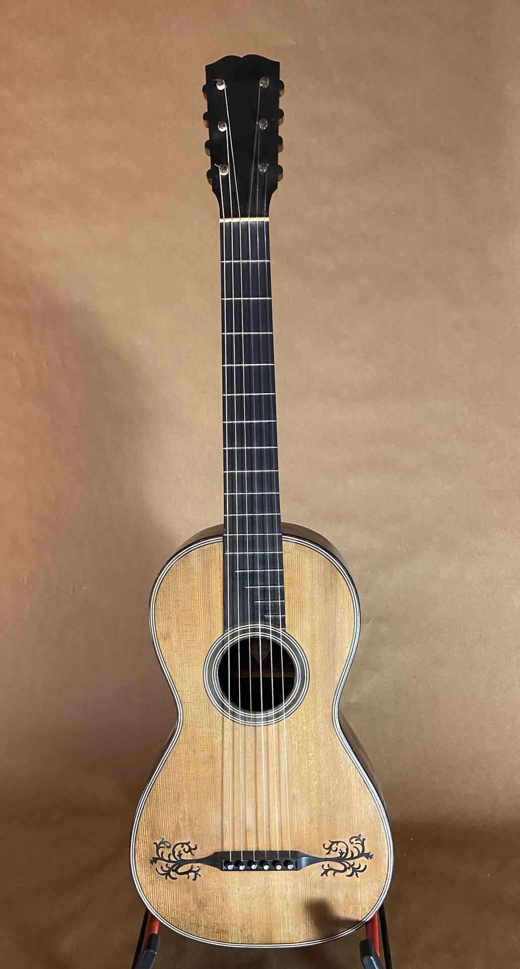 Null 约1800年巴黎圣日耳曼街LEJEUNE生产的过渡型吉他，带有盾牌形式的原始标签

螺距644毫米 螺母处的间距45毫米

杉木面板。背板和侧板为美丽&hellip;