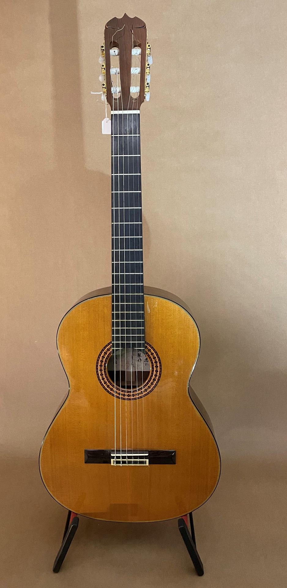 Null Guitare classique de MATSUOKA M50 dont elle porte l'étiquette

Diapason 650&hellip;