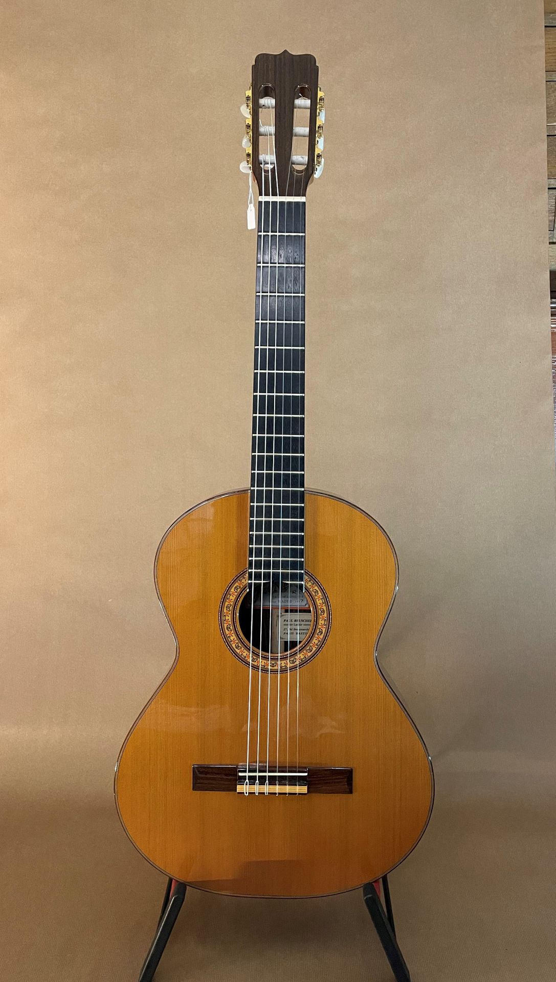 Null 西班牙古典吉他（马德里），由José RAMIREZ制作，型号为R2，带有原始标签。

弦长650毫米，螺母间距52毫米

雪松顶部。杉木背板和侧板
&hellip;