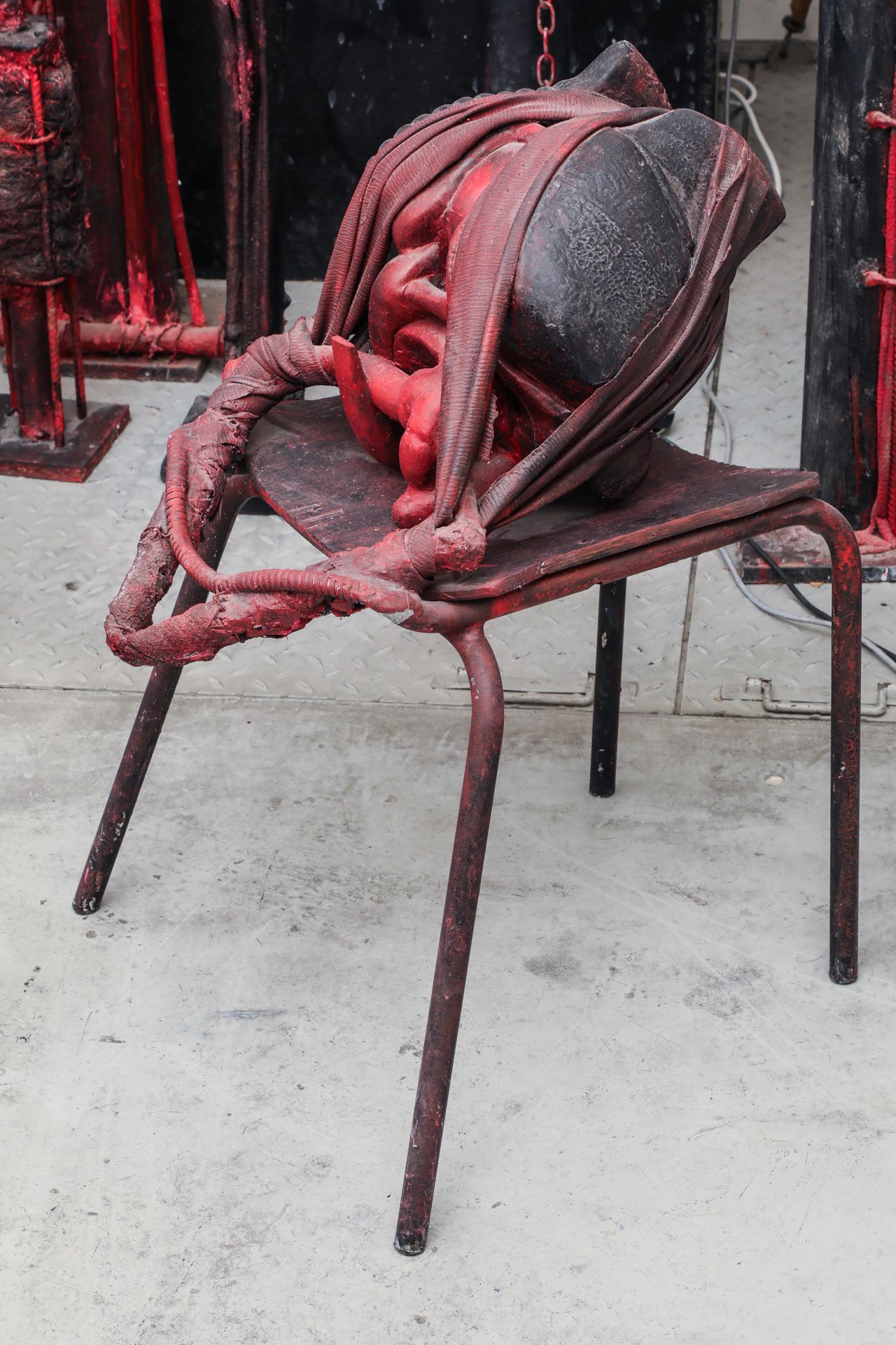 Null 无题

混合材料：回收的凳子，织物，涂漆的木材...

72x60x50厘米