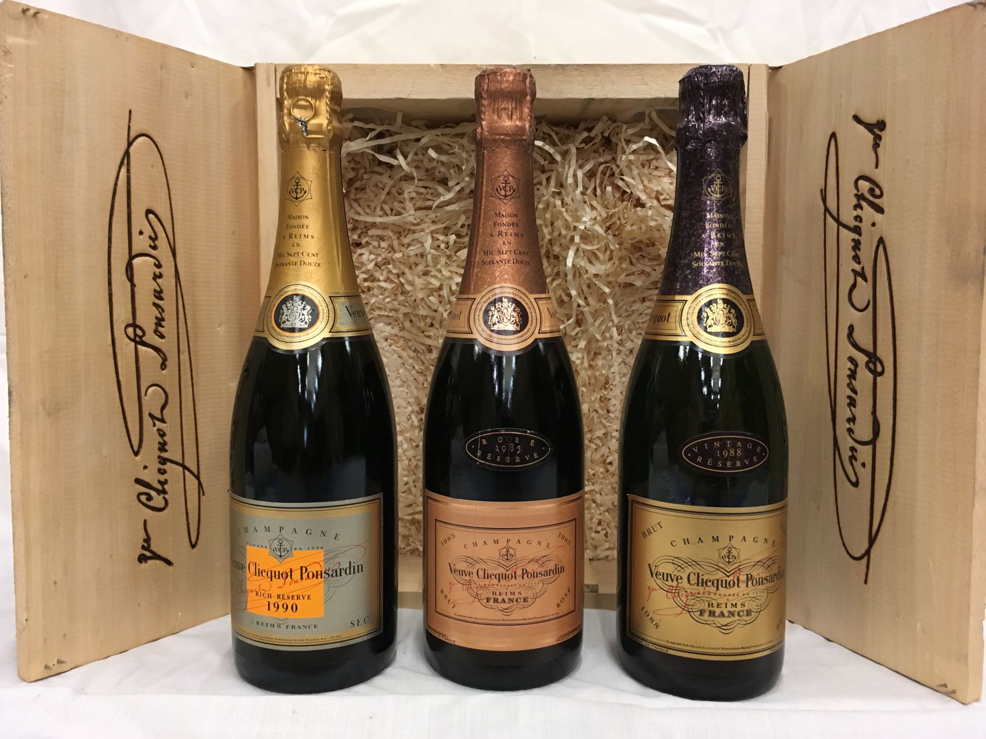 Null 1 Caja de madera 3 botellas VEUVE CLICQUOT Vintage 1988 75cl, Rich Reserve &hellip;