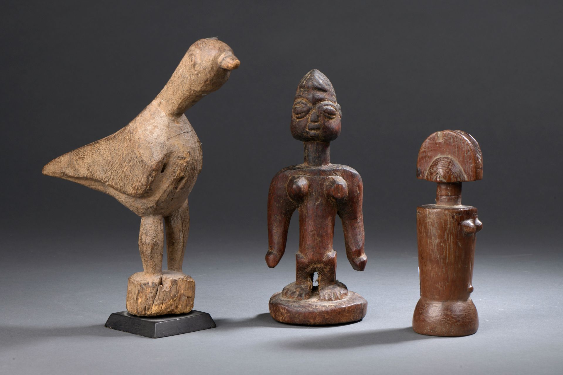 Null 设置：Ibedji Yoruba .扎拉莫生育娃娃和一只洛比鸟
木制作品，有各种青铜色。