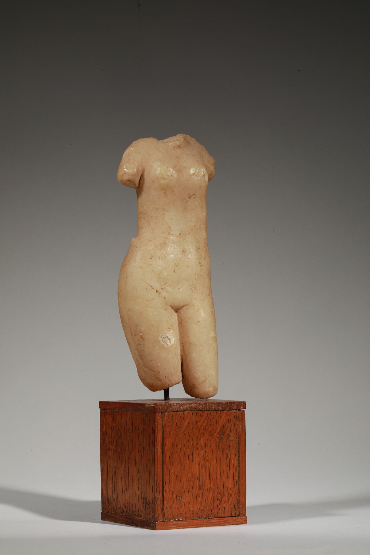 Null 大理石雕塑（？），代表一个略带拱形的无头女性半身雕像
石灰石凝结物的遗迹
可能是罗马人的作品，1和2世纪
高17厘米