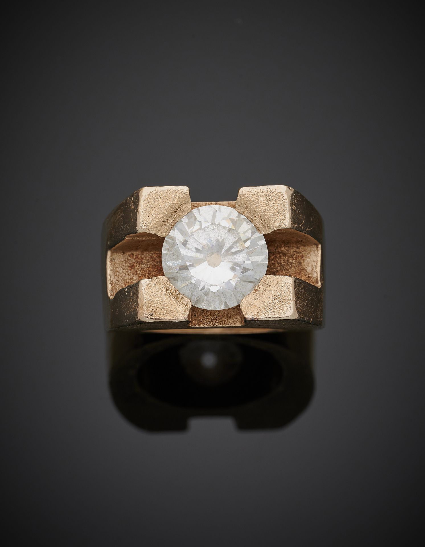 Null 重要的白金(750‰)不含铑的戒指，镶嵌着一颗白色宝石。
手指：54-55。毛重：48.4克。