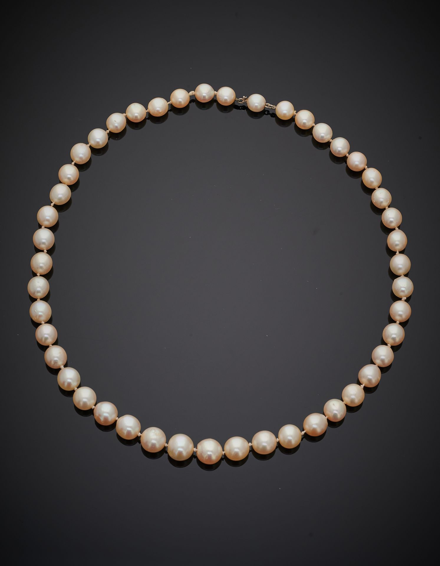 Null 由一排养殖珍珠组成的颈链。珍珠扣，白金系统（750‰）。 
珍珠的直径：6.8至9.3毫米左右。 
长度：43厘米。毛重：34.5克。