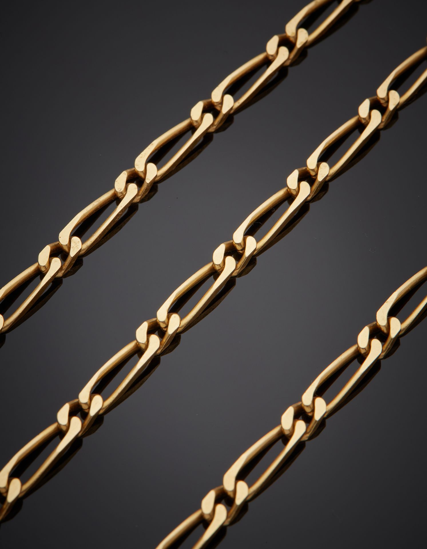 Null Yellow gold (750‰) curb chain necklace. 
Length : 61,5 cm. Weight: 30.9 g.