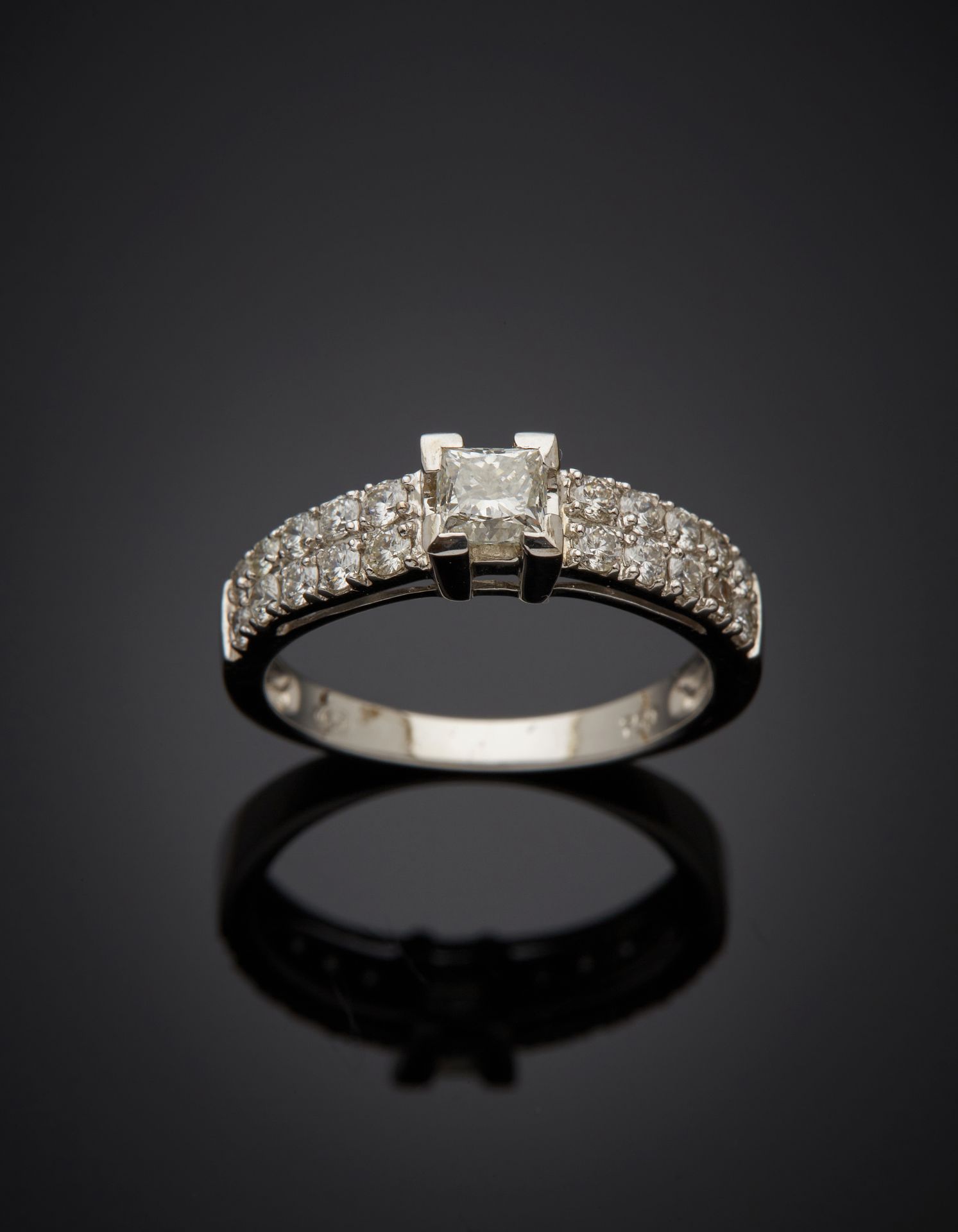 Null 一枚白金（750‰）戒指，镶嵌着一颗重约0.5克拉的公主式切割钻石，肩部是明亮式切割钻石的排列组合。
指头：54。总重量：3.5克。