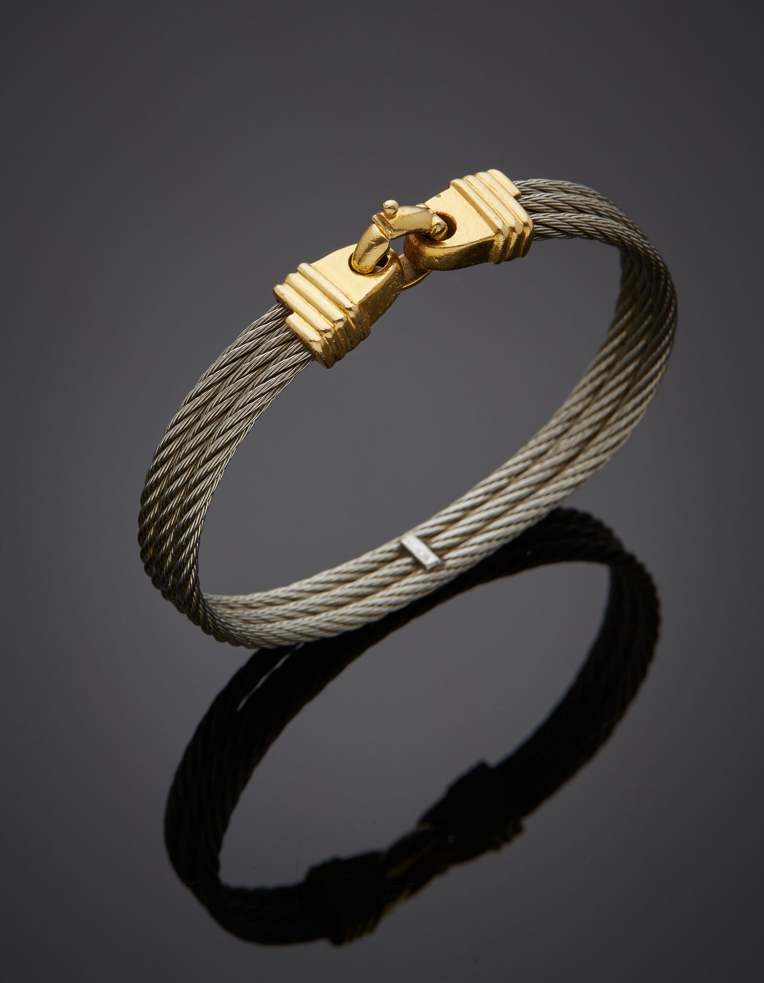 Null 黃金（750‰）鑲嵌式手鐲，由三條扭曲的鋼索組成。 
长度：17厘米。毛重：22克。