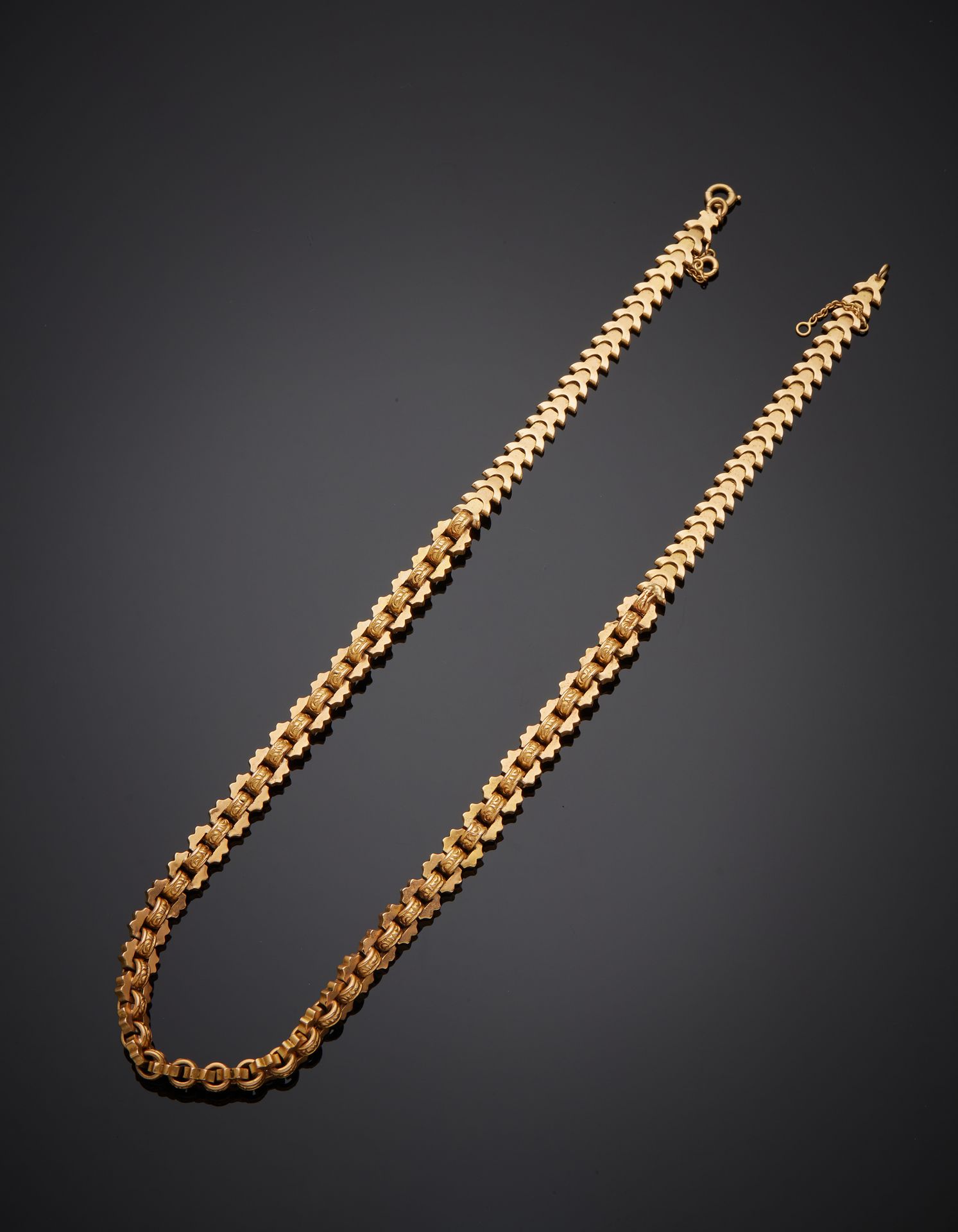 Null 一条14克拉(585‰)玫瑰金，铰接式，多叶式，部分鏤空的项链。 
大约在1900年。 
长度：41.5厘米。重量：19克。