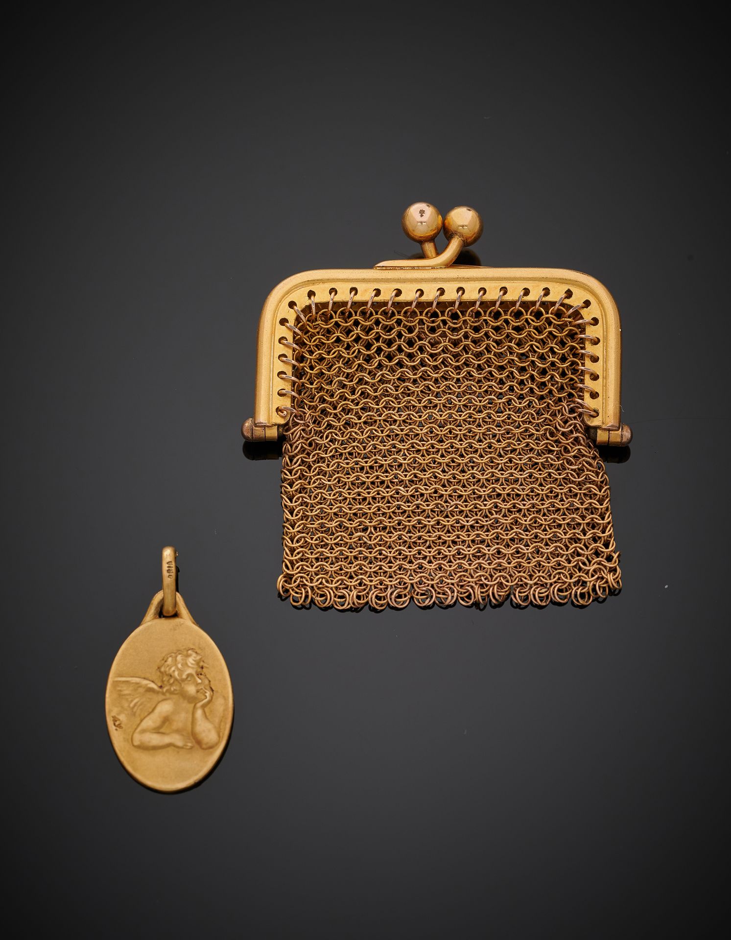 Null 一批服装珠宝，包括两条仿珍珠项链，一个金属钱包和一个金属奖章。