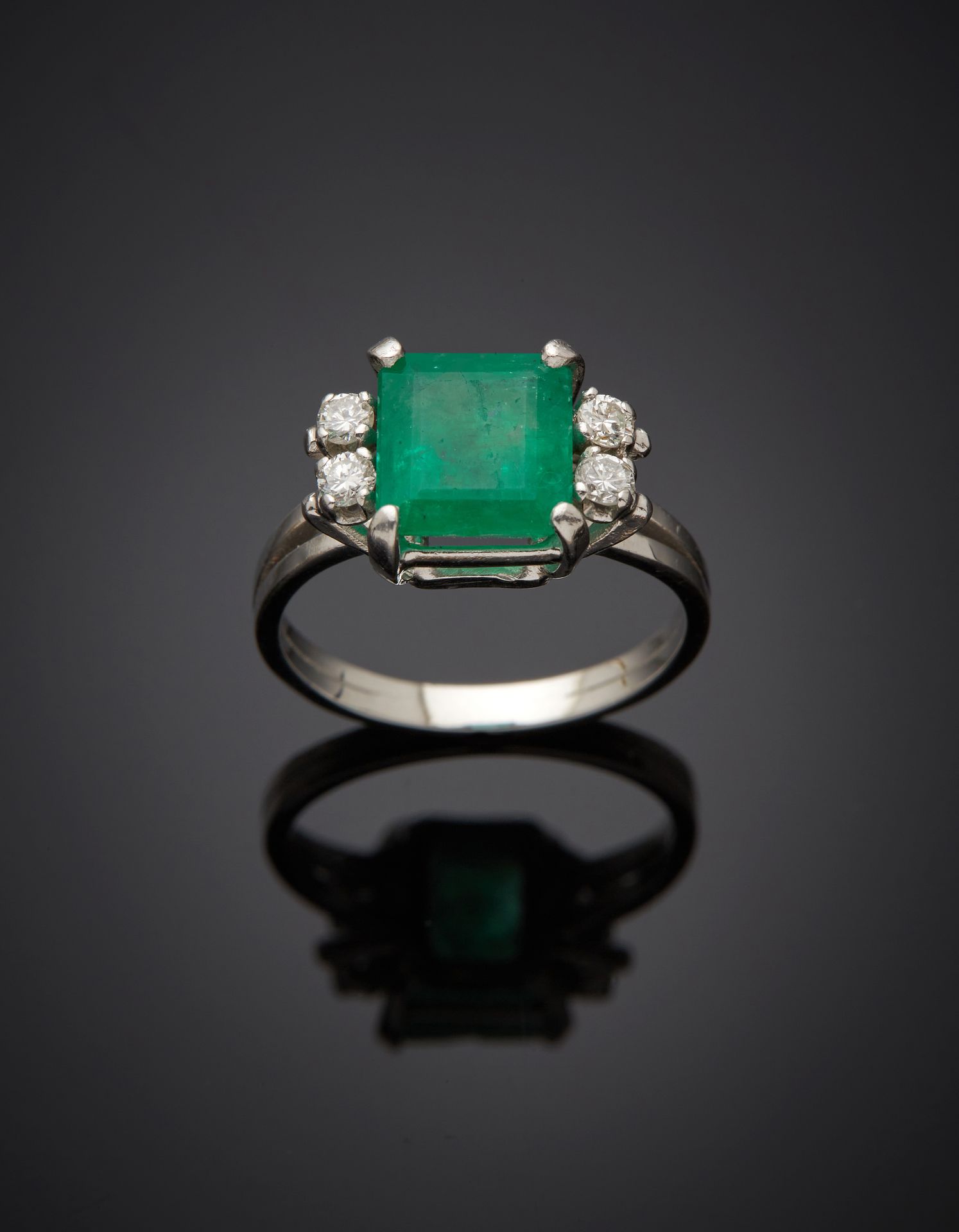 Null RING mit einem Smaragd im Stufenschliff (Schlag), der von vier Diamanten im&hellip;