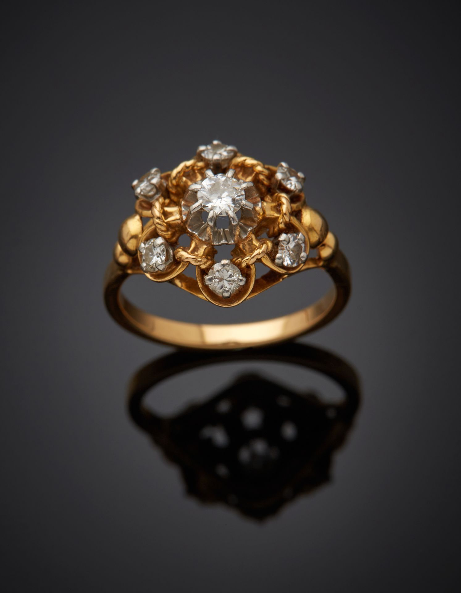 Null 铂金(950‰)和黄金(750‰)镂空扭曲的 "花朵 "戒指，镶嵌一颗老式切割钻石，周围有六颗明亮式切割钻石。 
法国作品。
指头：52。毛重：4.4&hellip;