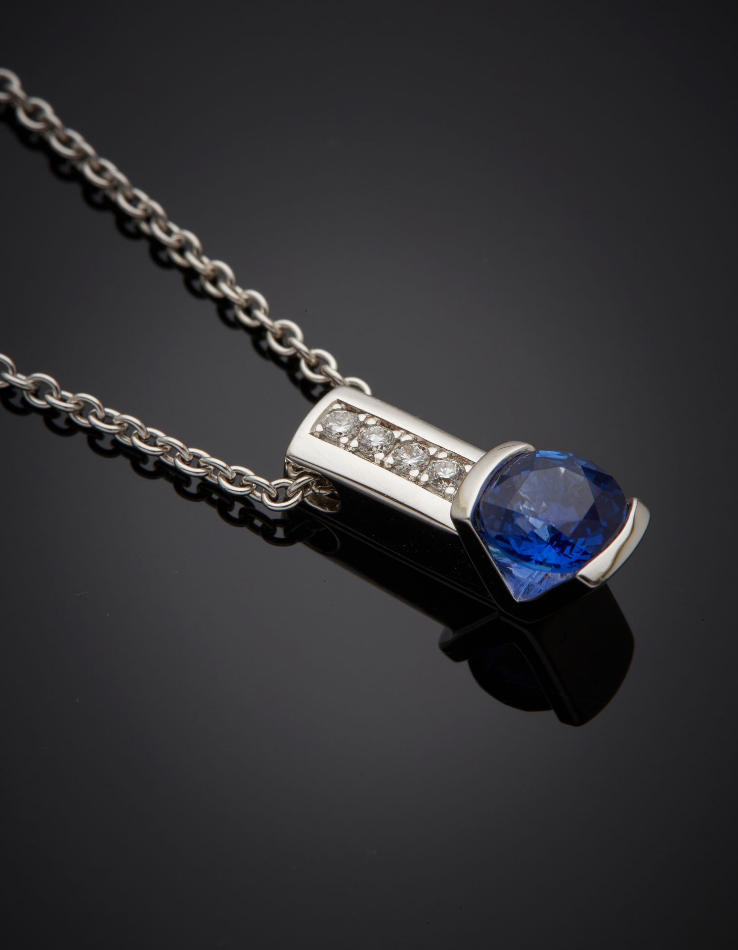 Null 范布里尔
一条白金(750‰)链子，上面有一个镶有圆形蓝宝石和一排明亮式切割钻石的吊坠。一边是钻石。
签名为VAN BRILL。 
长度：1.5厘米。&hellip;