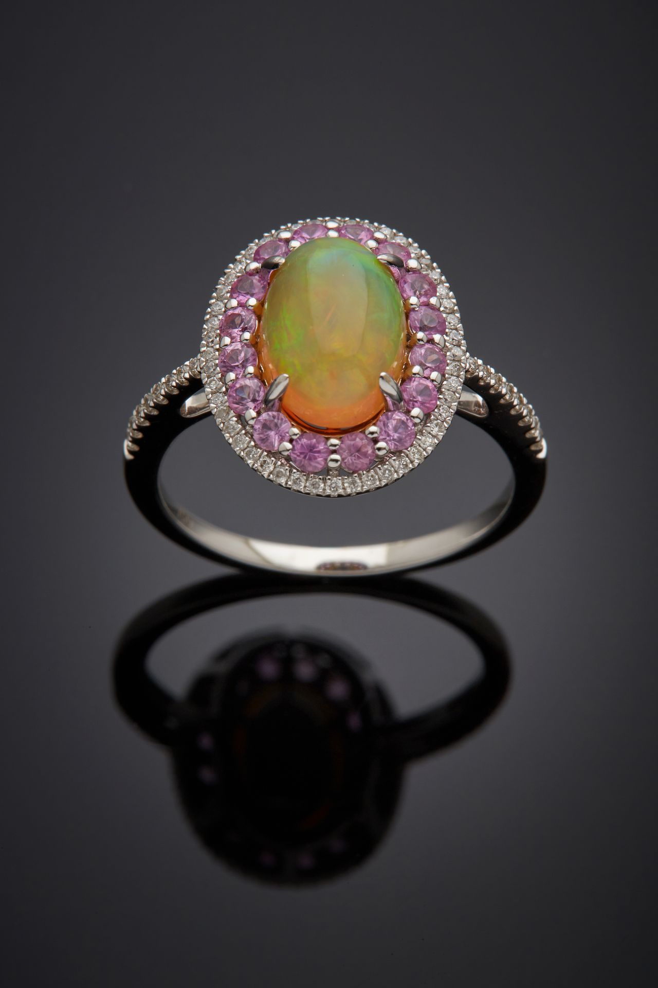Null Ovaler Ring aus Weißgold (750‰), verziert mit einem Cabochon-Opal, umgeben &hellip;