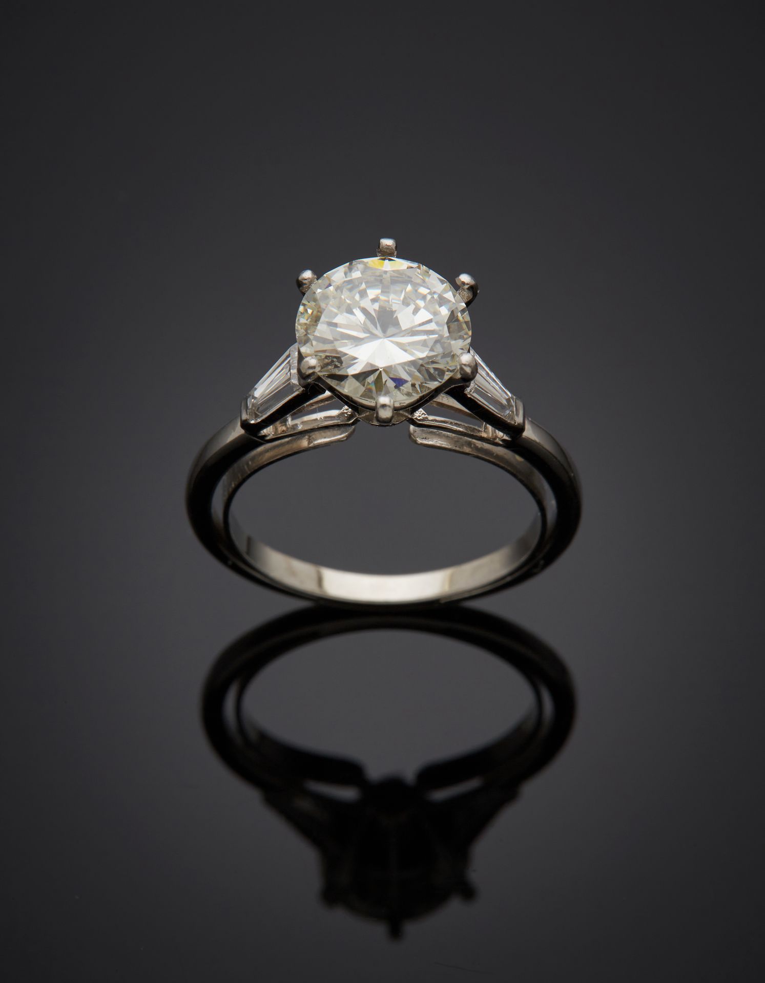 Null 铂金(950‰和白金(750‰)单颗戒指，镶嵌着一颗重达2.38克拉的明亮型切割钻石，肩部有两颗牛角。有划痕。
中央的钻石附有卡拉宝石实验室2023年&hellip;