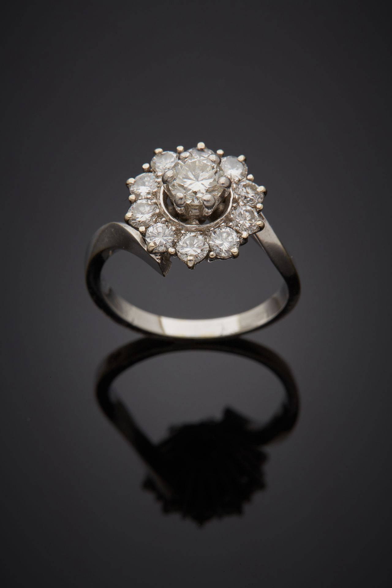 Null 铂金（950‰）和白金（750‰）"雏菊 "戒指，镶嵌11颗明亮式切割钻石。戒指的主体呈蜿蜒状。 
法国作品，约1970年。 
指头：52。毛重：5.&hellip;