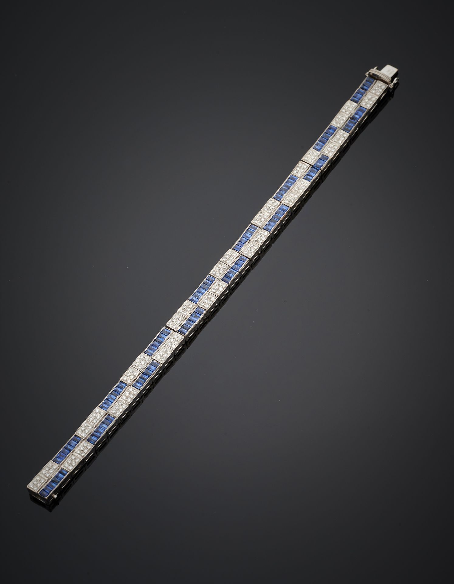 Null 迪亚菲尼
白金（750‰）手镯，镶嵌两颗交替排列的明亮式切割钻石和校准蓝宝石。 
签名为DIAFINI。 
长：17厘米。宽度：0.7厘米。总重量：2&hellip;