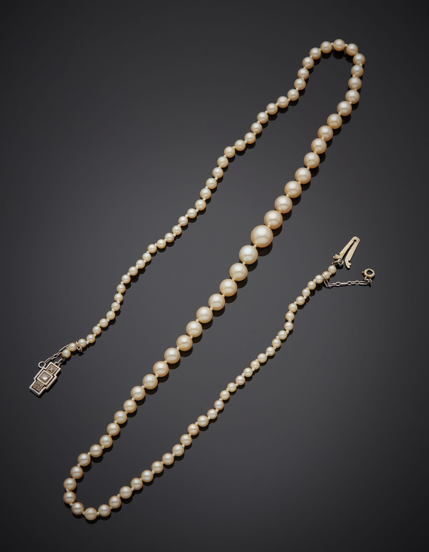 Null 项链由一排坠落的养殖珍珠组成。白金（750‰）几何扣，镶嵌三颗8/8切割钻石。 
珍珠直径：2.8至7.4毫米。
长度：49.5厘米。总重量：13.2&hellip;
