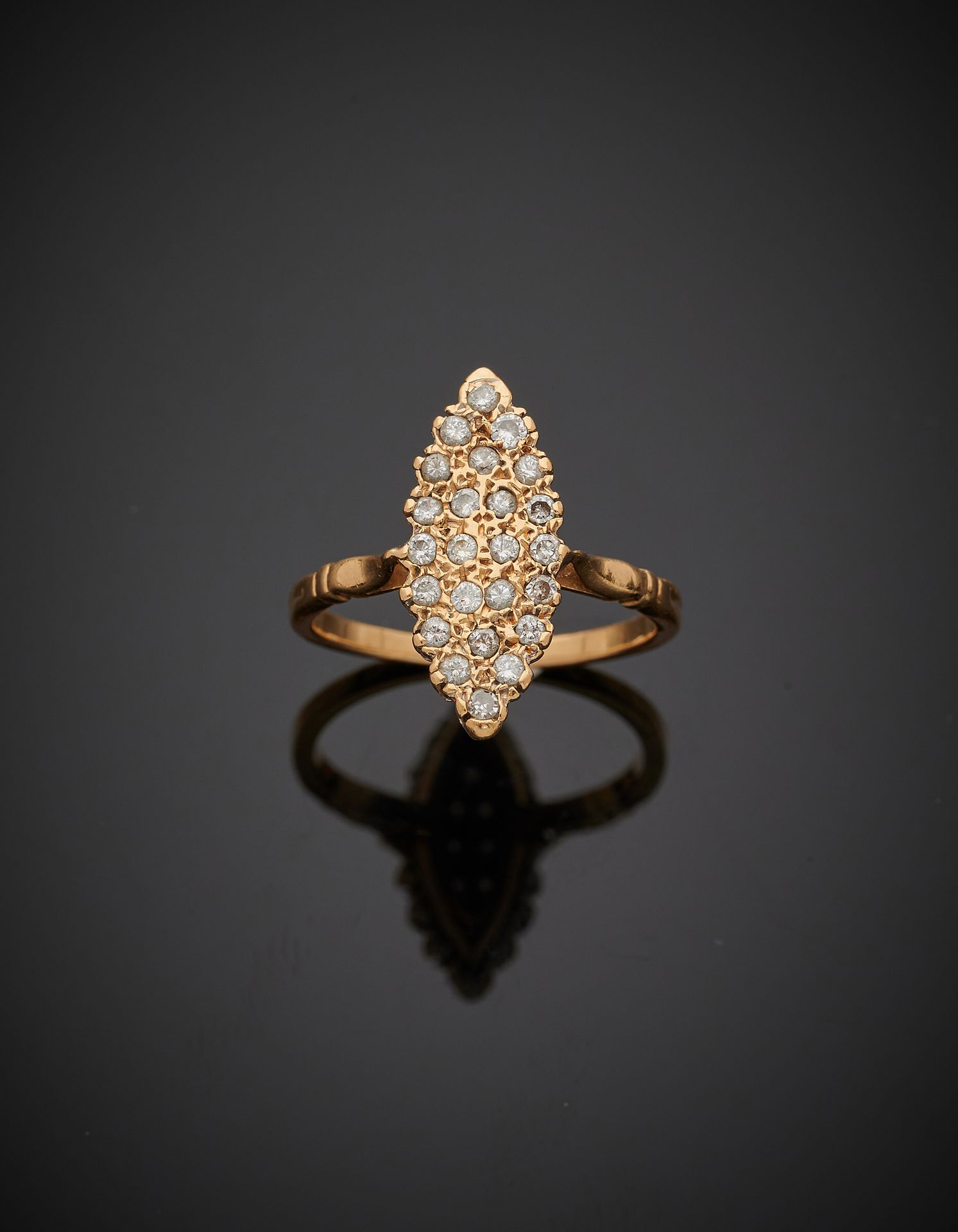 Null BAGUE " marquise " en or jaune (750‰) pavé de diamants taille brillant. 
Tr&hellip;